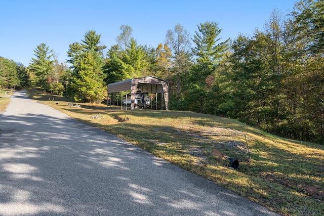 view of front of property featuring a front yard and a carport