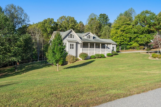 view of front of property featuring a front yard and covered porch