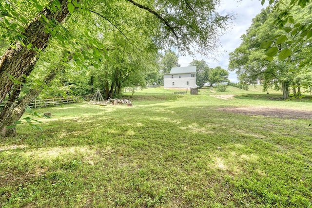 view of yard featuring a rural view