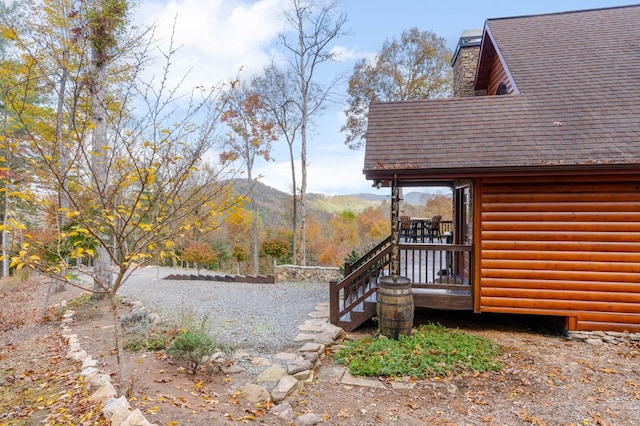 view of yard featuring a mountain view