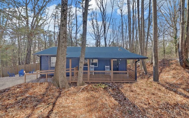 ranch-style house featuring covered porch