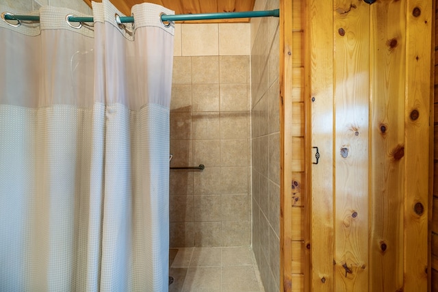 bathroom featuring a shower with curtain