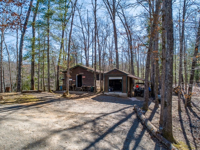 view of front of property featuring an outdoor structure