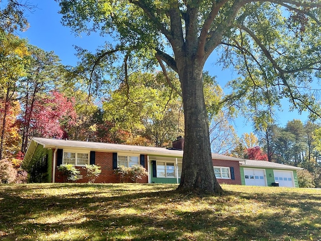 ranch-style home featuring a front lawn