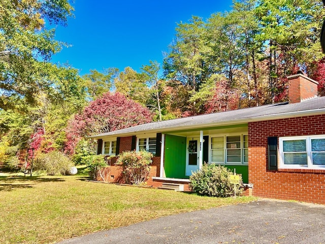 single story home with a front yard