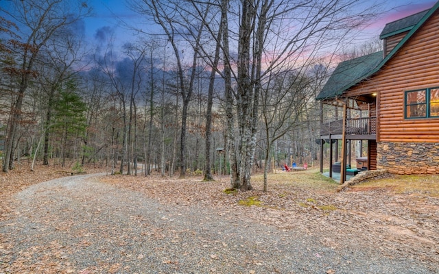 view of yard at dusk