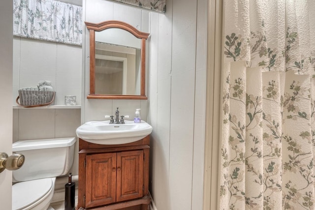 bathroom featuring vanity, a shower with shower curtain, and toilet