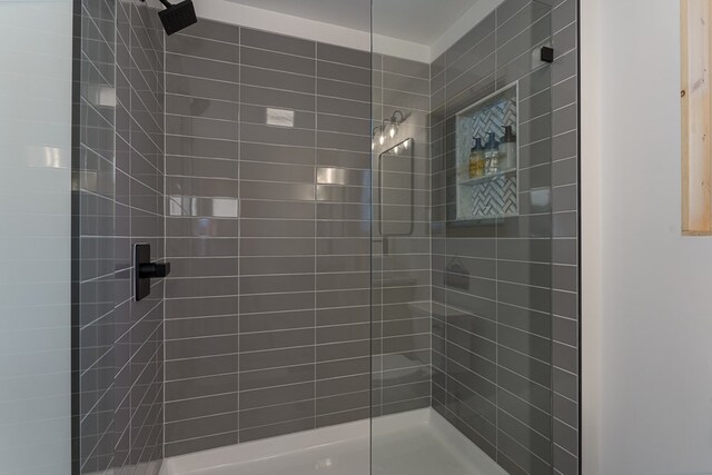 bathroom featuring a tile shower