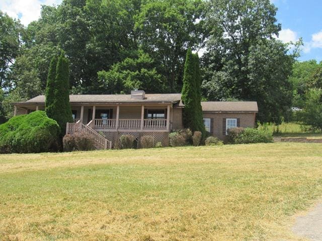 view of front facade featuring a porch and a front yard