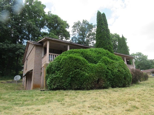 view of side of property featuring a lawn