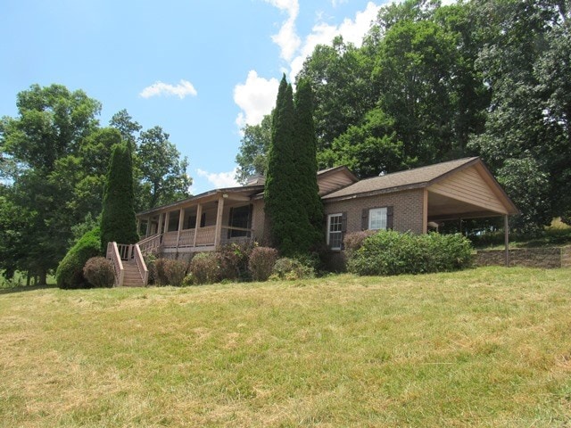 single story home featuring a porch and a front yard