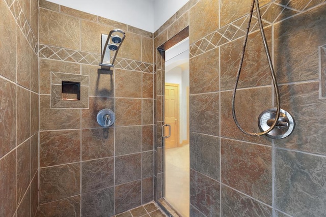 bathroom featuring tiled shower