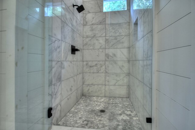 bathroom featuring a tile shower