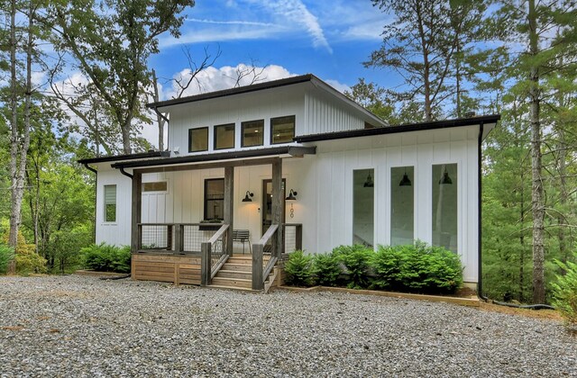 view of front facade with covered porch