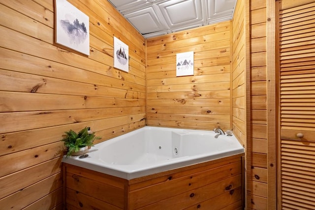 421 Weeks Creek Rd, Blue Ridge, GA 30513 - full bath featuring a jetted tub and wooden walls