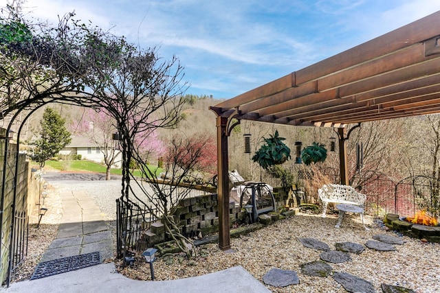 view of yard featuring a pergola