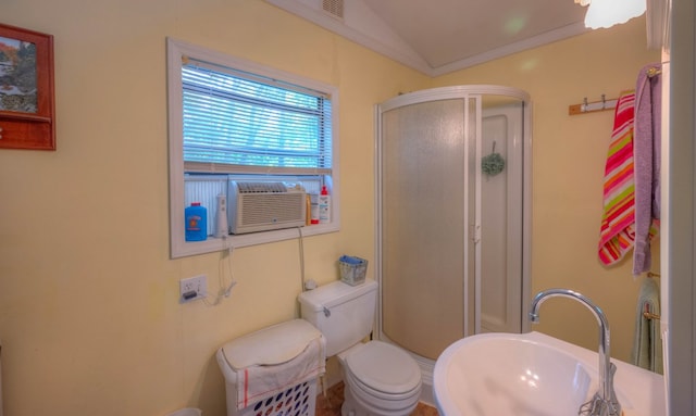 bathroom featuring vaulted ceiling, toilet, a shower with shower door, and sink