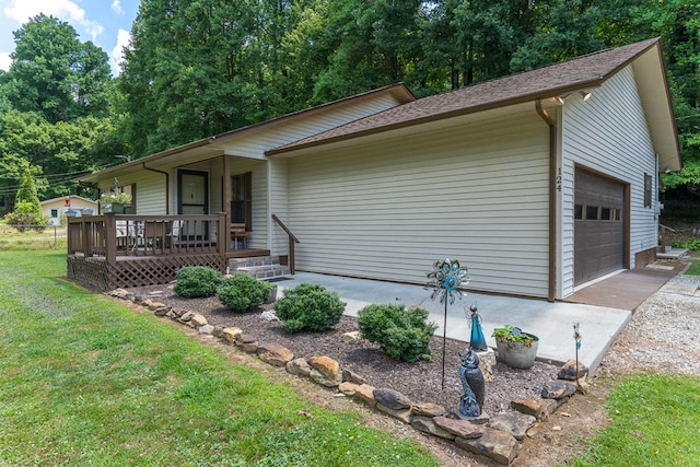 view of front of house featuring a garage and a front yard