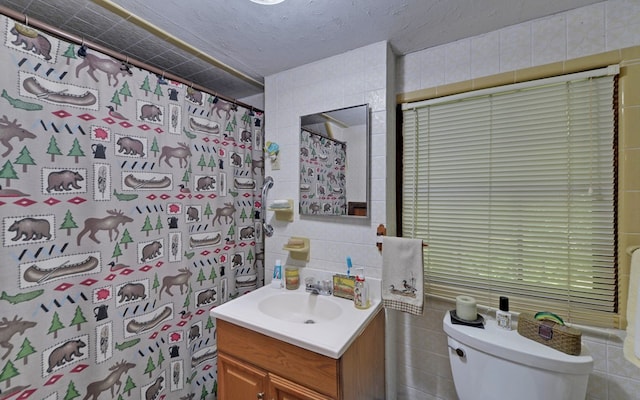605 W Wildcat, Clarkesville, GA 30523 - full bathroom with tile walls, toilet, vanity, and curtained shower