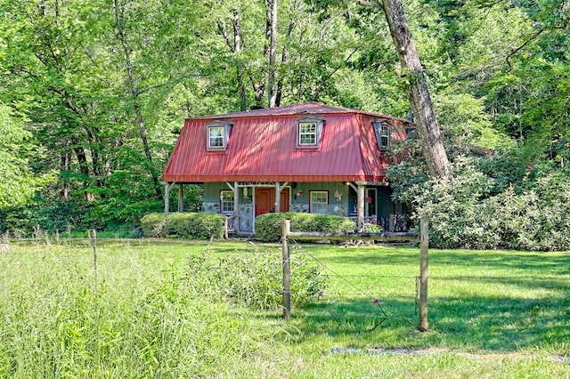 605 W Wildcat, Clarkesville, GA 30523 - view of front of property featuring a front yard, a forest view, covered porch, and a gambrel roof