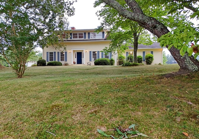 view of front of home featuring a front lawn