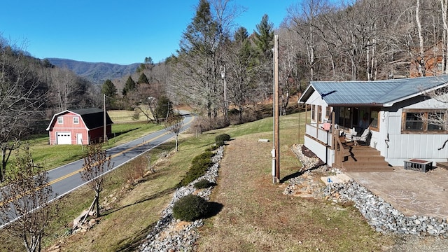 view of yard with a mountain view and an outbuilding