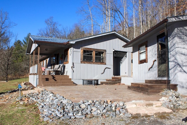 view of front of property featuring covered porch