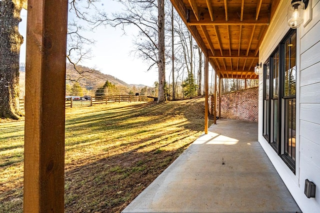 view of yard with a mountain view