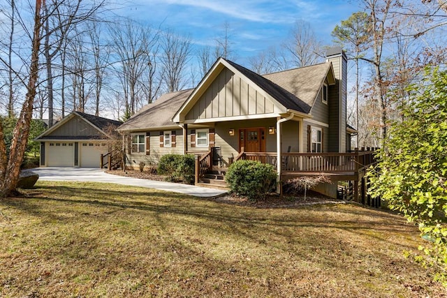 view of front facade featuring a garage, a front yard, and a porch