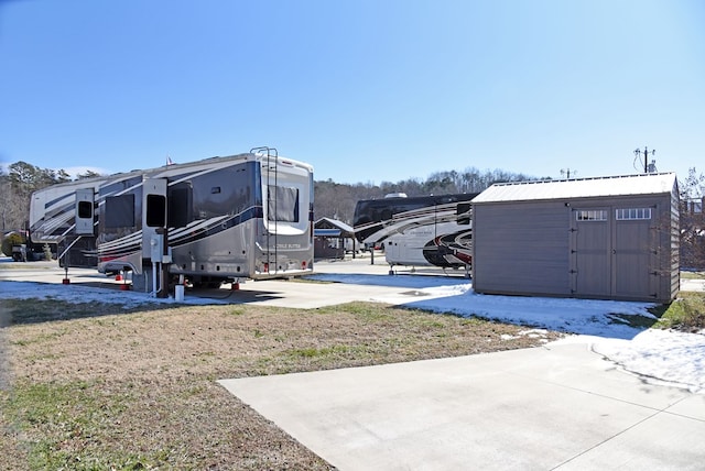 view of yard featuring a storage unit