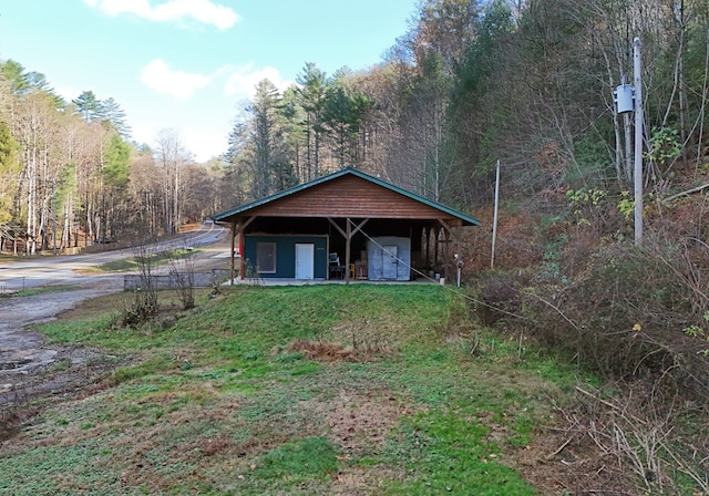 view of front of house featuring an outbuilding