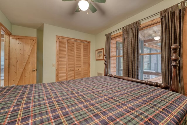 unfurnished bedroom featuring ceiling fan and a closet