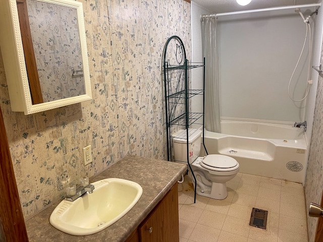 1716 Airport Rd, Marble, NC 28905 - full bath featuring visible vents, shower / tub combo with curtain, toilet, and wallpapered walls