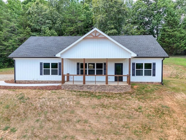 modern farmhouse style home featuring a front lawn