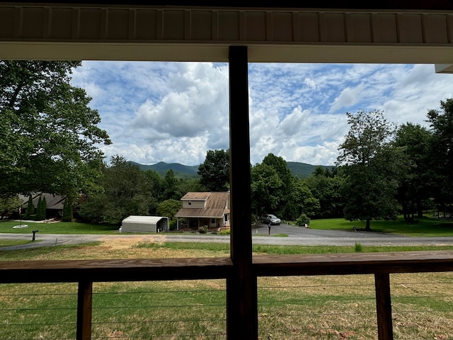 view of yard featuring a mountain view