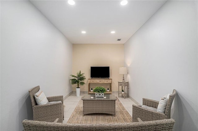 living area featuring visible vents, recessed lighting, and baseboards