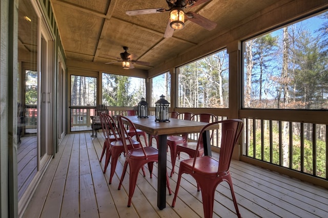 sunroom featuring a ceiling fan