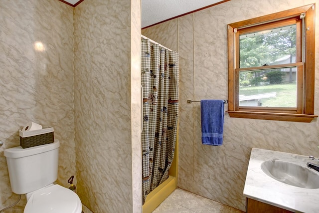 full bath featuring vanity, toilet, a textured ceiling, a shower with curtain, and ornamental molding