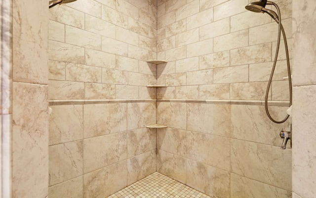 bathroom featuring a tile shower