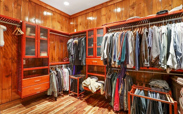 walk in closet with light wood-type flooring