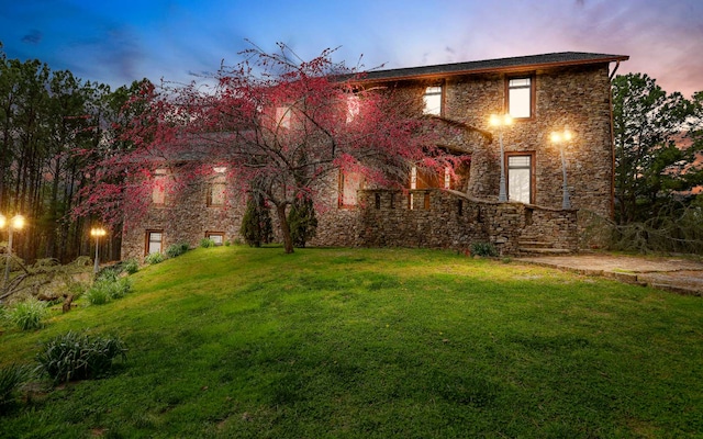 view of yard at dusk