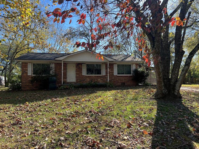 ranch-style house featuring a front lawn