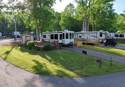 view of front of house featuring a deck and a front lawn