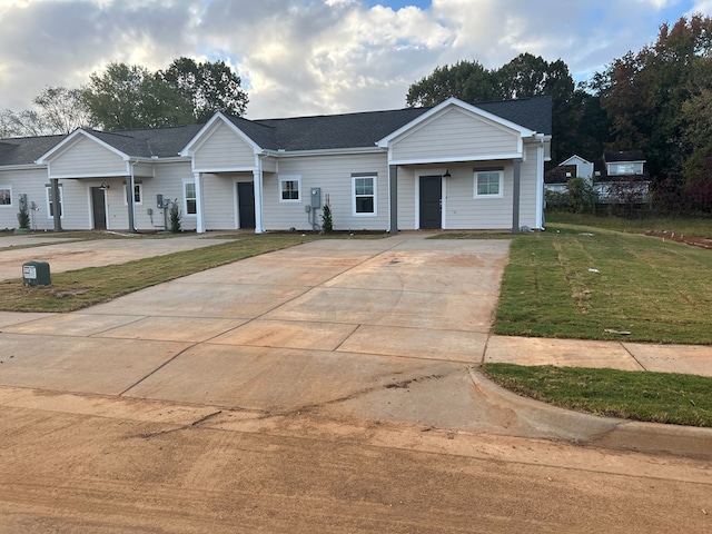 view of front of home featuring a front yard