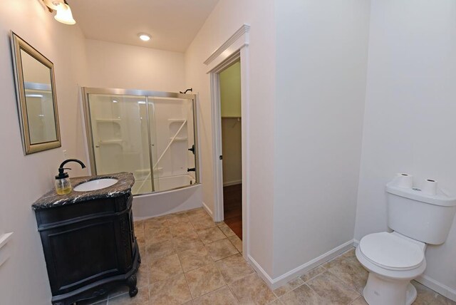 kitchen with light hardwood / wood-style floors, stainless steel appliances, a center island, and decorative backsplash