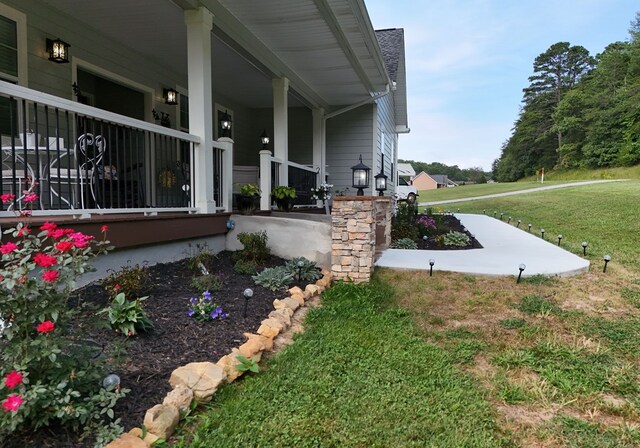 view of front of home featuring a porch and a front lawn