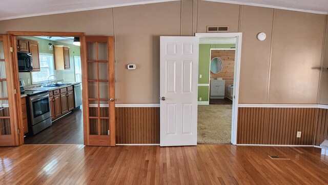 349 Kirby Ln, Murphy, NC 28906 - kitchen featuring visible vents, a sink, crown molding, wood finished floors, and stainless steel appliances