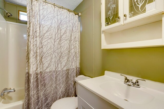 349 Kirby Ln, Murphy, NC 28906 - full bath featuring shower / tub combo with curtain, vanity, a textured ceiling, and toilet