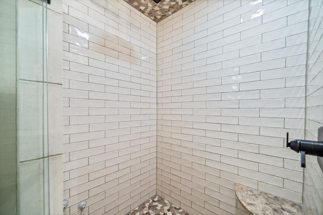 bathroom featuring a tile shower