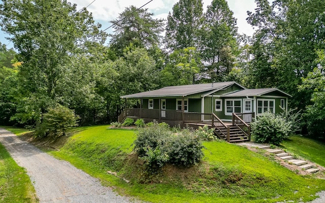 view of front of property featuring a front lawn